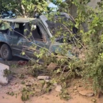 Conductor pierde el control y se estrella contra escuela por exceso de velocidad