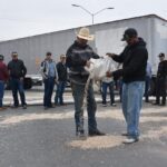 Campesinos protestan en Segalmex y derraman frijol para bloquear calles